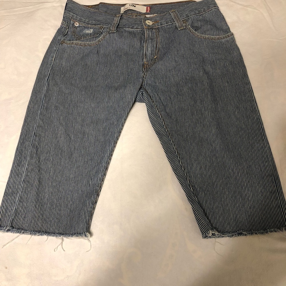 LADIES LEVI’S STRIPED CUT-OFF JEANS